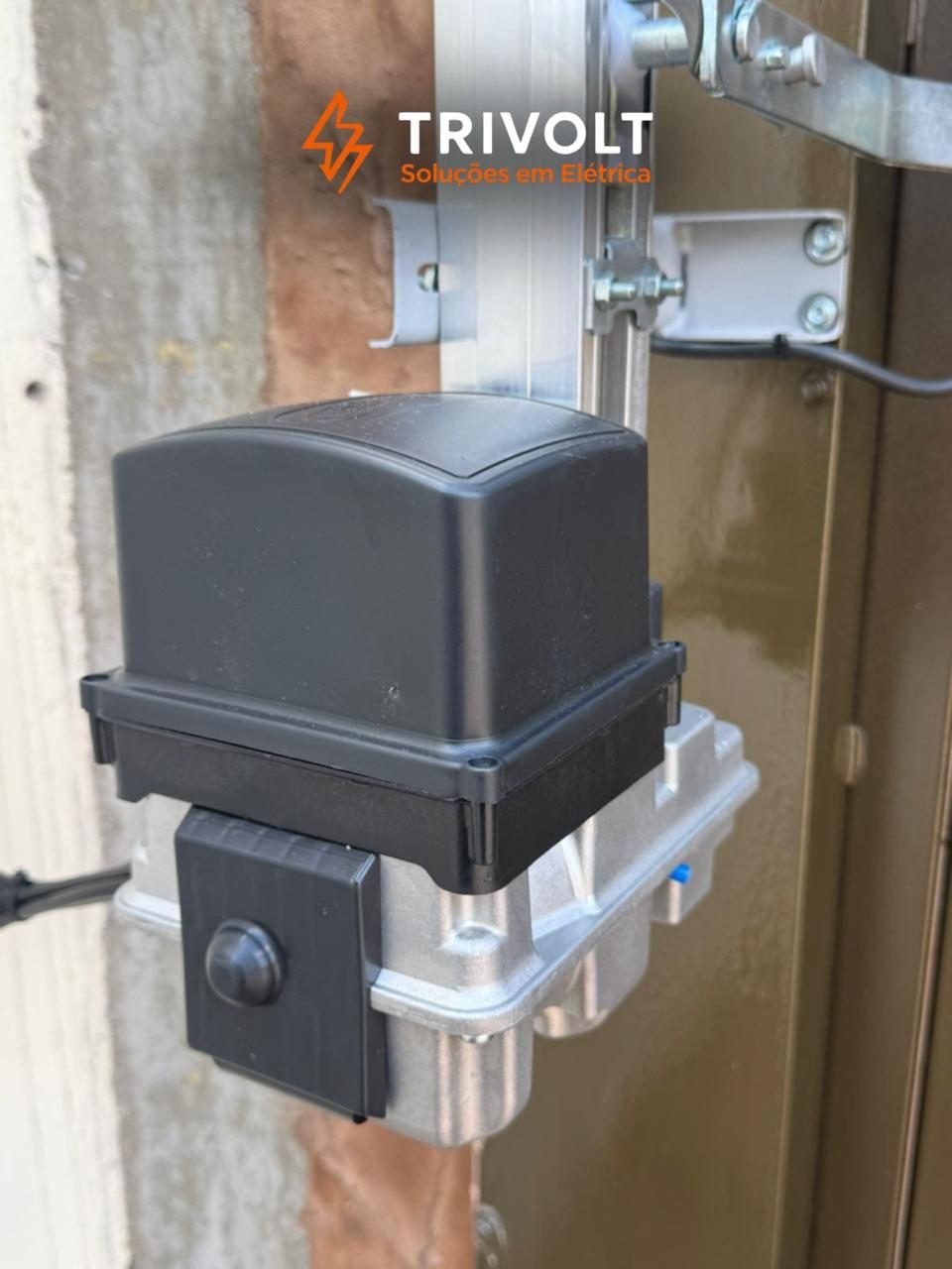 Motor do automatizador instalado no portão