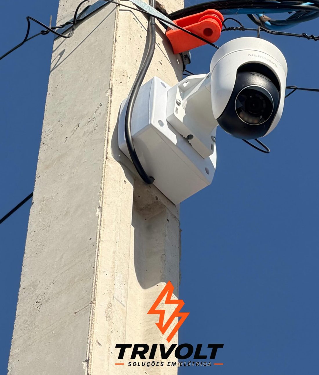 Câmera dome instalada em poste