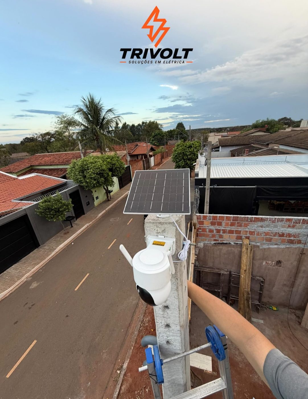 Câmera com painel solar instalada em poste