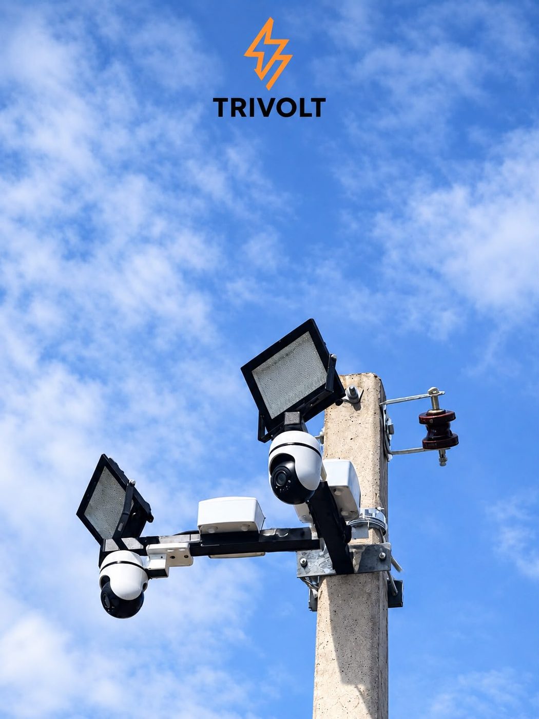 Câmeras com refletores instaladas em poste