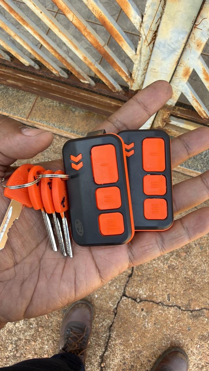 Controles remotos laranja do automatizador de portão