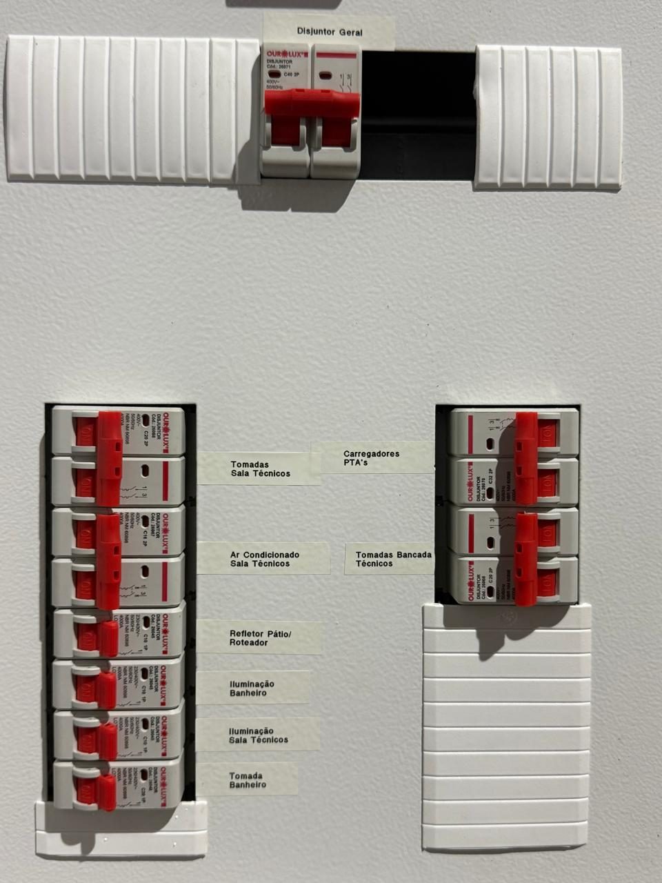 Quadro com disjuntor geral e circuitos etiquetados
